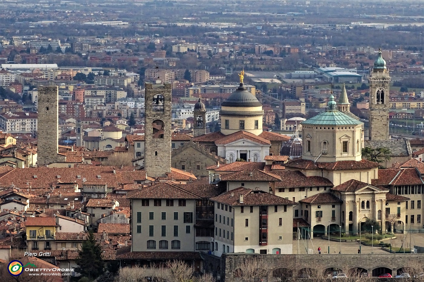 48 Da San Vigilio panorama su Citta Alta e Bassa.JPG